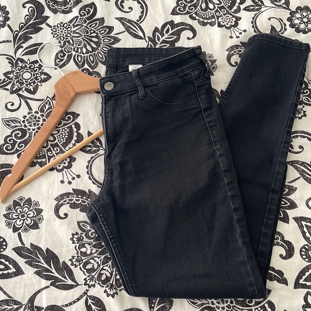 Jeans S 28. Worn only once. Excellent condition.